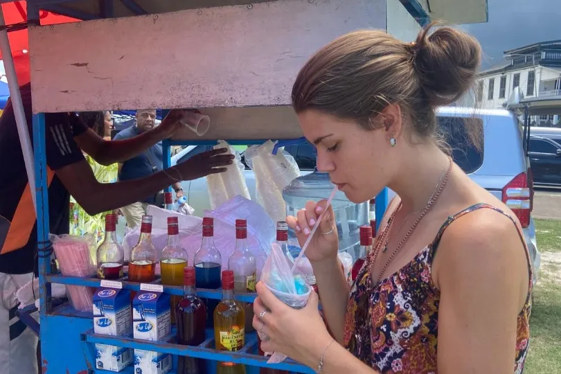 Bij een kraampje in Suriname drinken halen.