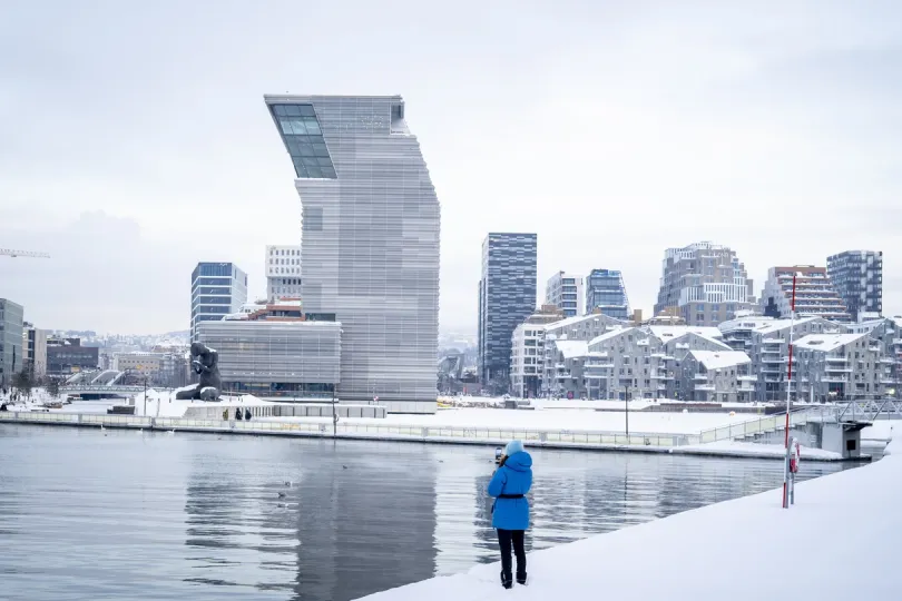 Wintervakantie Zuid-Noorwegen - Oslo stad vrouw wandelen.