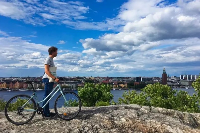 Wandel- en fietsreizen Europa - man met fiets in Stockholm.