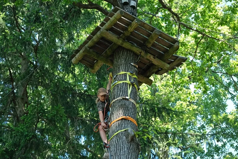Kind klimt in klimpark Celje Koci in Slovenië.