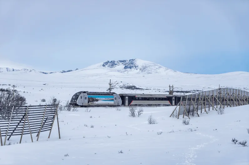 Noorwegen trein in sneeuw.