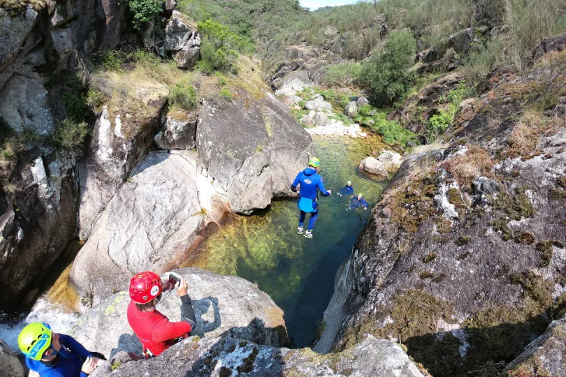 Canyoning in Nationaal Park Peneda Geres.