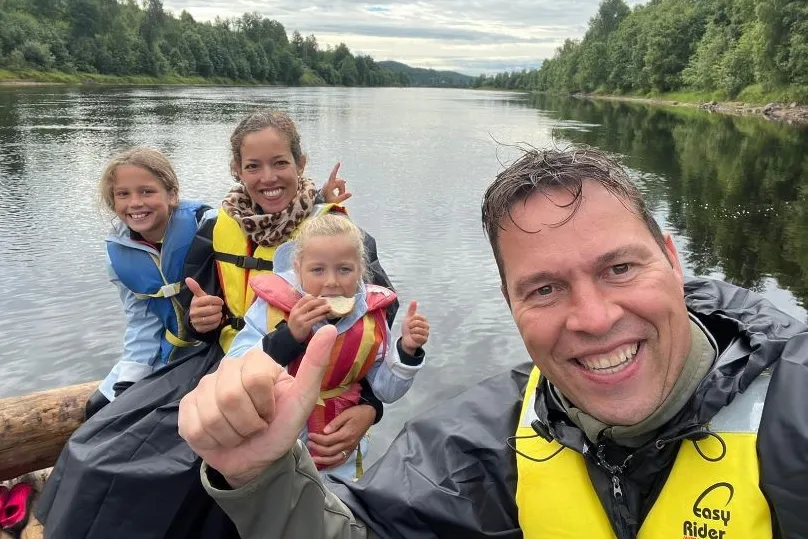 Actieve gezinsvakantie Zweden - houtvlot familiefoto.