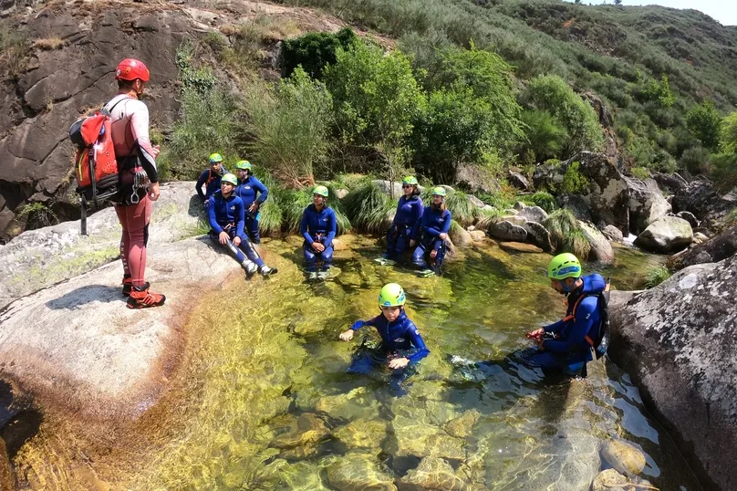 Actieve gezinsvakantie Portugal - groep aan het canyoningen.