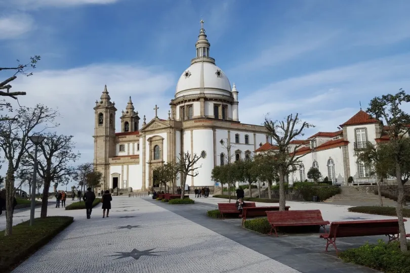 Braga kerk en lopende mensen.