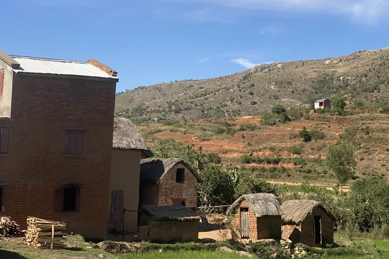 stage madagaskar Laura uitzicht berg met huizen.