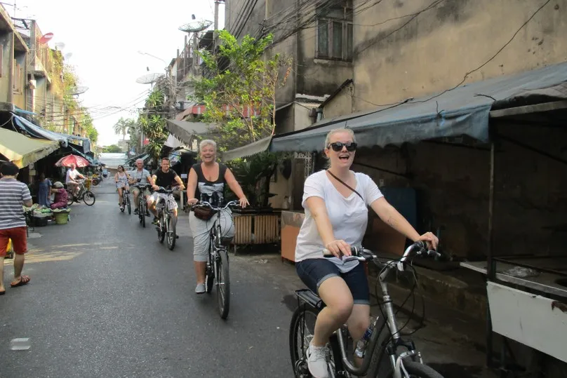 Thailand reizen - reizigers tijdens een fietstocht door Bangkok.