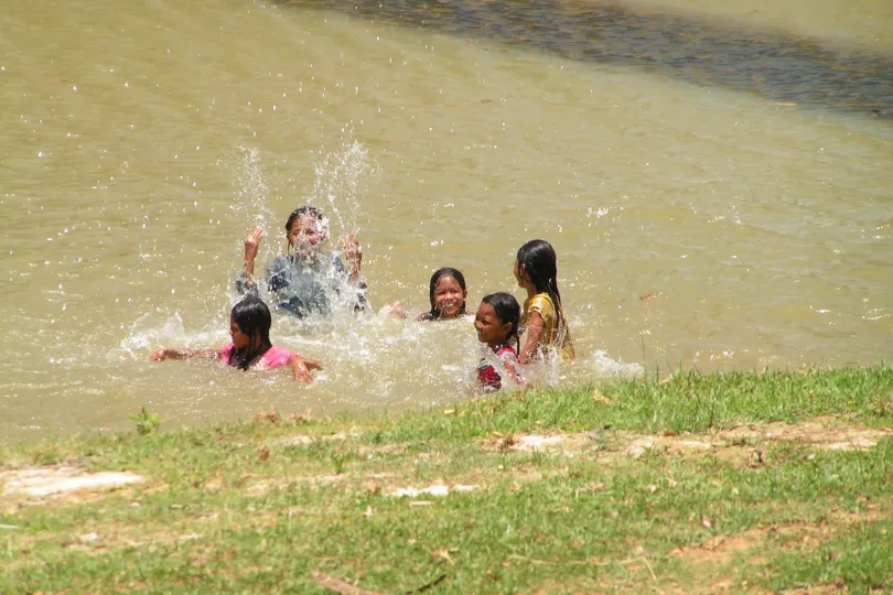Cambodja locals in het water.