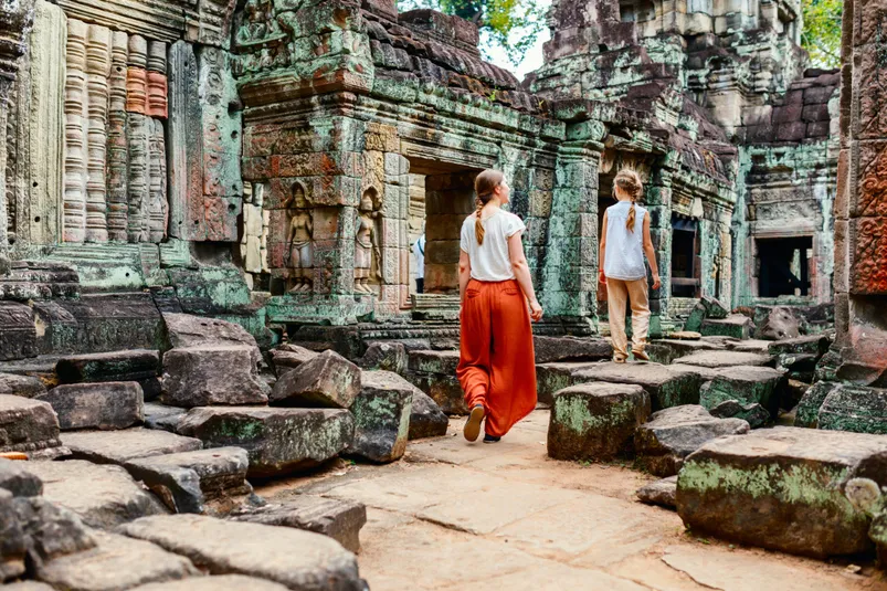Cambodja reizen - reizigers bij Angkor Wat.