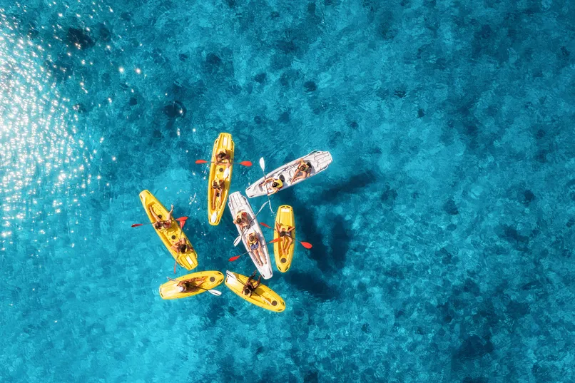 Kajaks in het water op Sardinië.