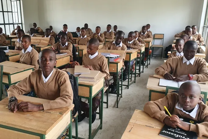 Kinderen in een klaslokaal in Tanzania.