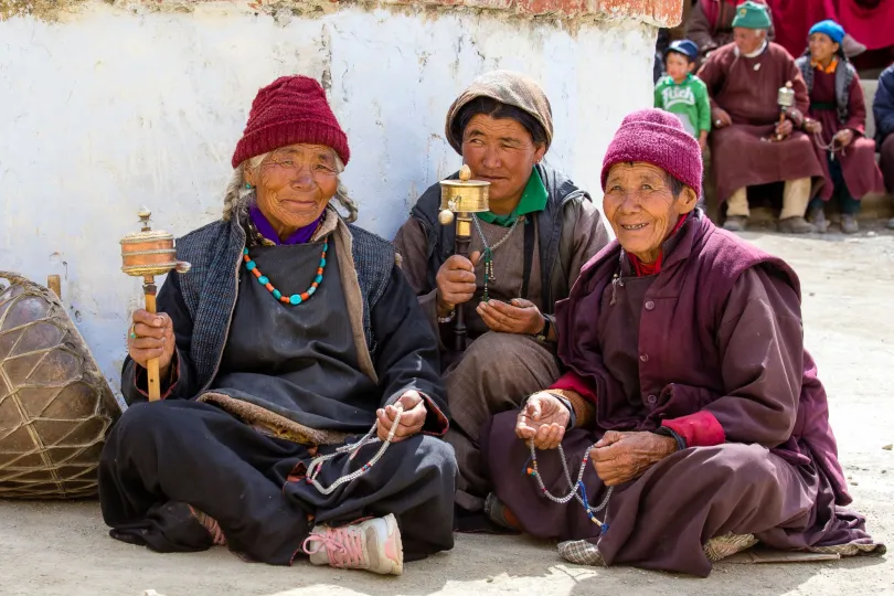 rondreis Ladakh - lokale vrouwen in dorp Lamayuru.