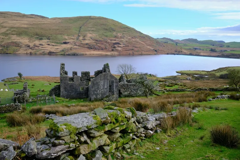 Ruïnes op schiereiland Llyn.