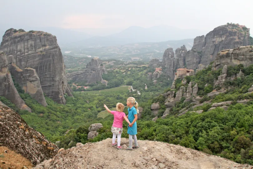 Griekenland met kinderen - kinderen op een uitzichtpunt in Meteora.