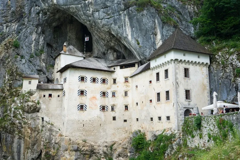 Bezienswaardigheden Slovenië - Predjama kasteel in de bergen.