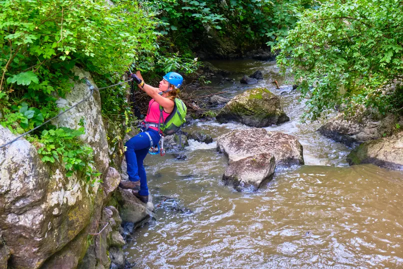 Roemenië excursies - reiziger aan het klimmen in de natuur.