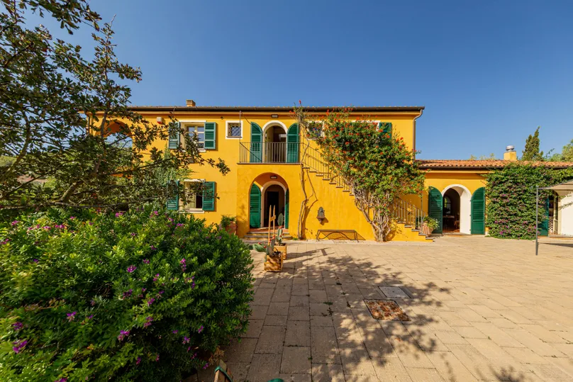 Een gele agriturismo op Sardinië.