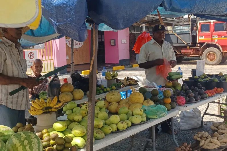 een fruitkraam in Suriname.