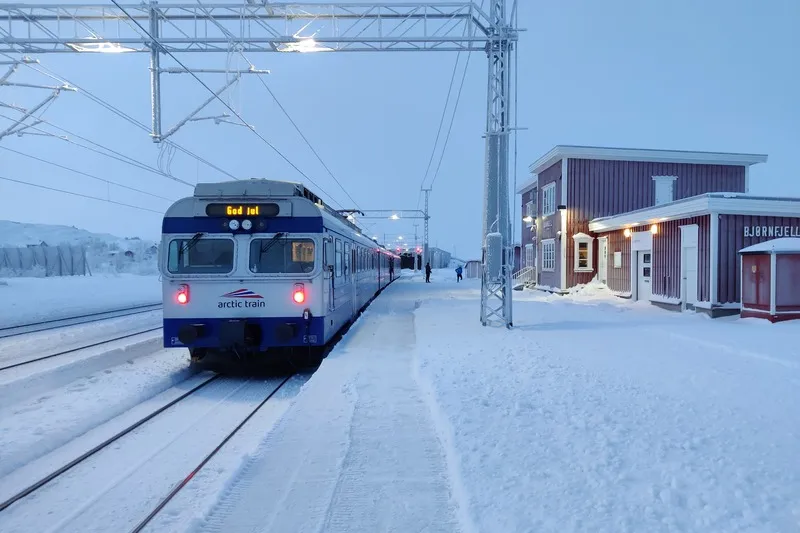 Winteractiviteit Noorwegen trein met sneeuw.