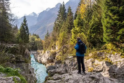 Duurzame vakantie Slovenië - reiziger in Soca Vallei.