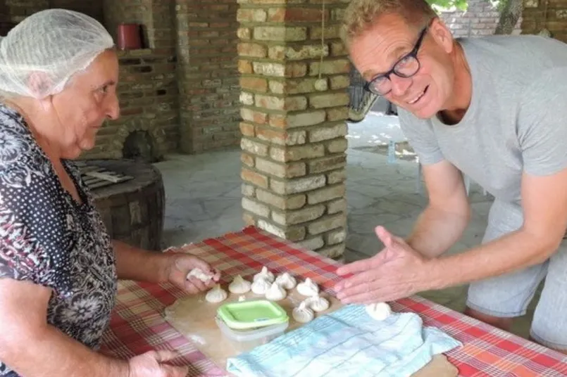 Excursies Georgië - Freek bij een kookcursus.