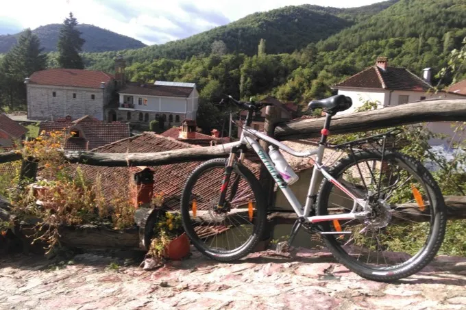 Fietsreizen in Europa - uitzicht met fiets in Noord-Macedonië.