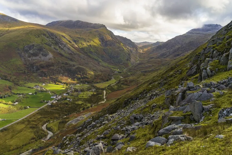 Een groen landschap van Snowdonia