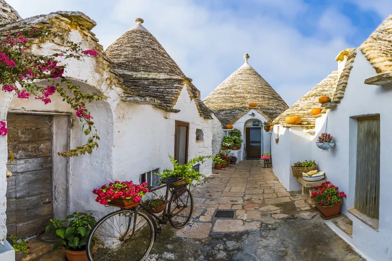 Wijk met kleine witte huisjes in Alberobello, Puglia.