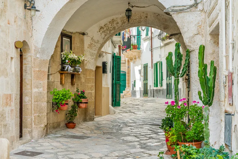 Smal straatje in de stad Bari, Puglia.