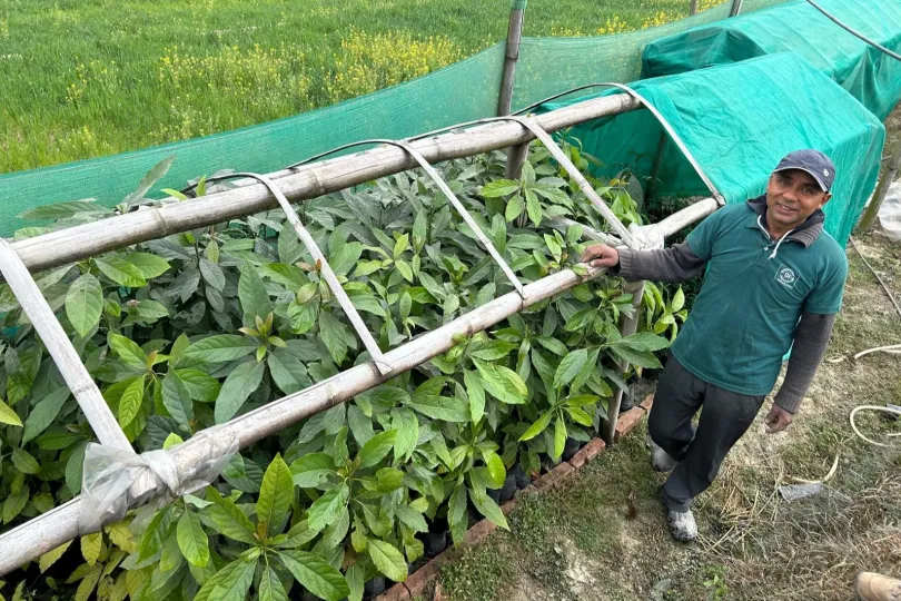 Local van het Green Intelligence-project in Nepal naast planten.