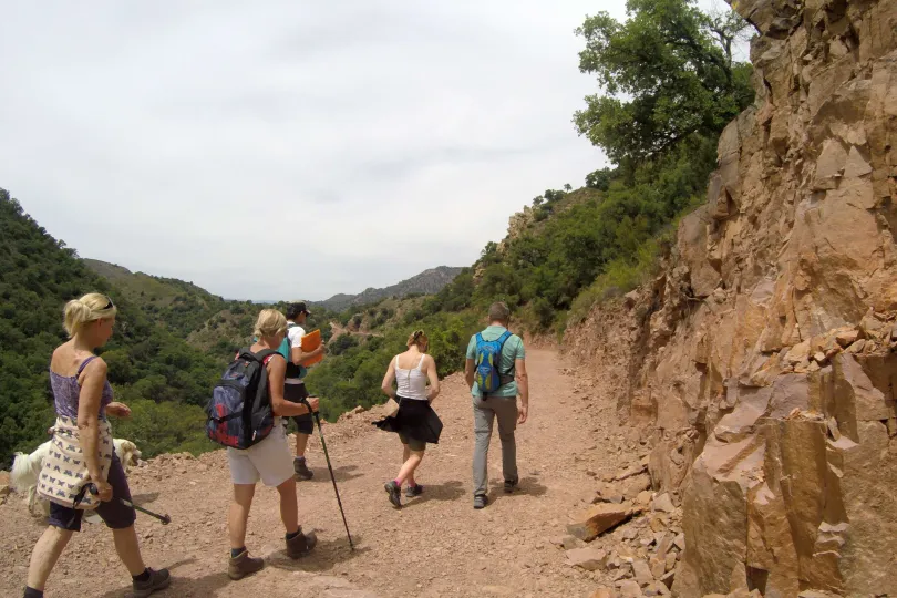 wandelgroep lopend in het rotsgebergte.