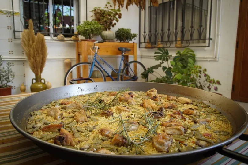 een pan met paella op het terras. 