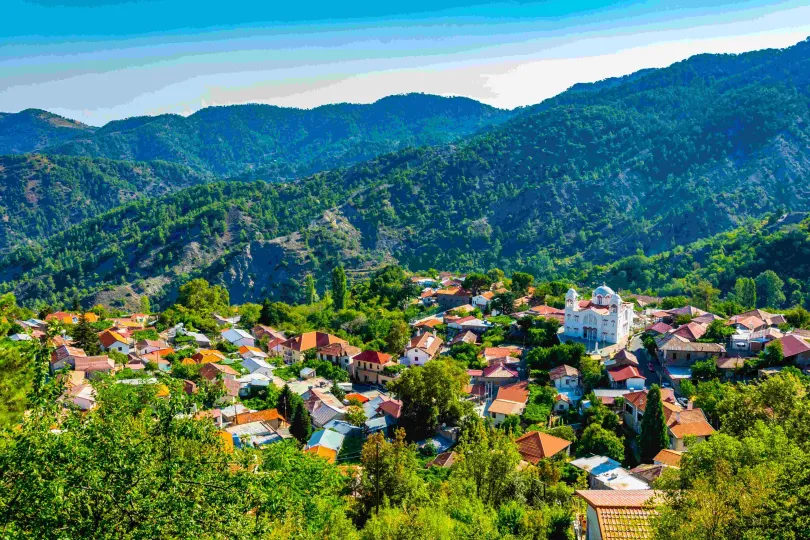 kijkend op een bergdorp in Cyprus.