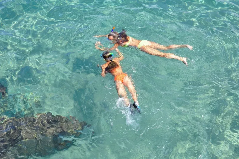 snorkelende mensen in de blauwe zee.