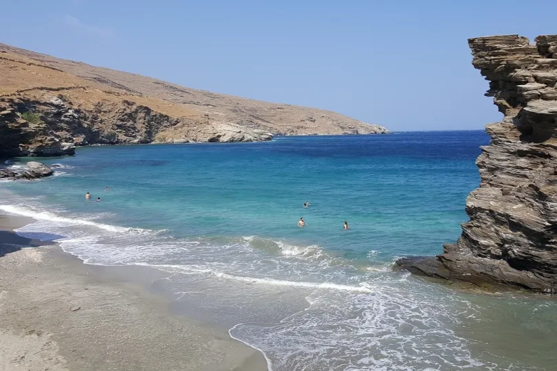 Het strand van het eiland Andros.