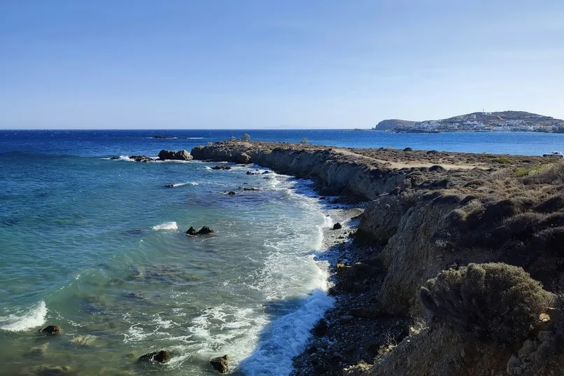 Zee en rotsen bij de kust van Syros.