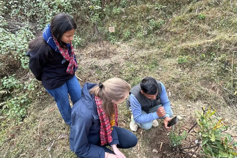 Boer Bijay maakt foto van planten bij Green Intelligence-project in Nepal.