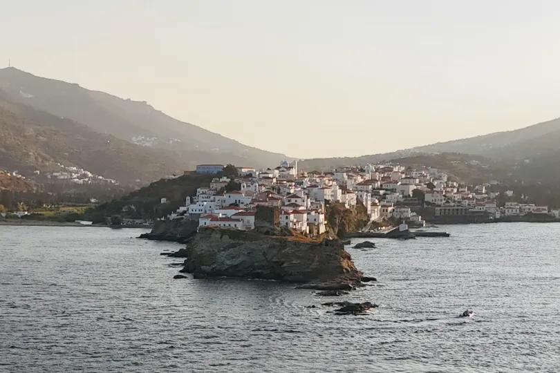 Uitzicht op de hoofdstad van Andros, Chora.