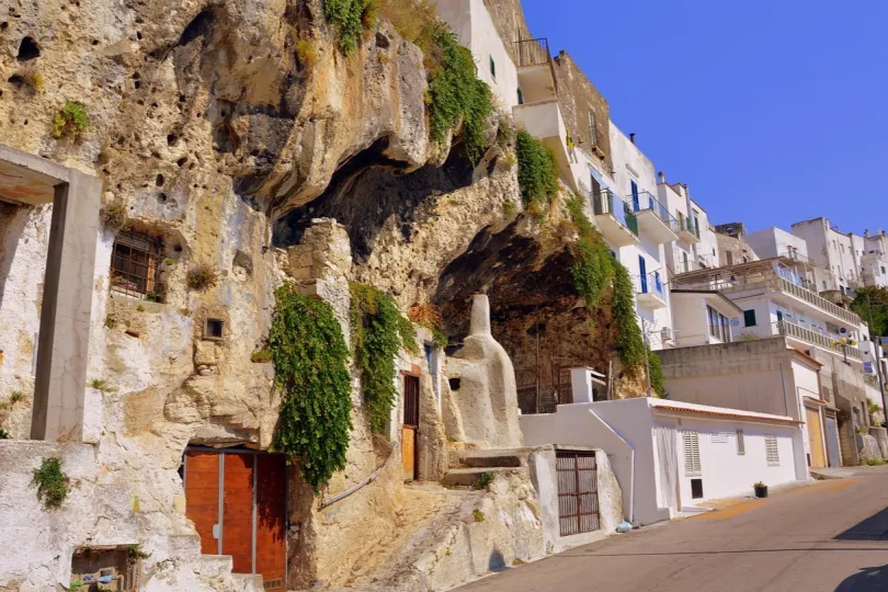 Huizen en gebouwen bij een weg in Gargano.