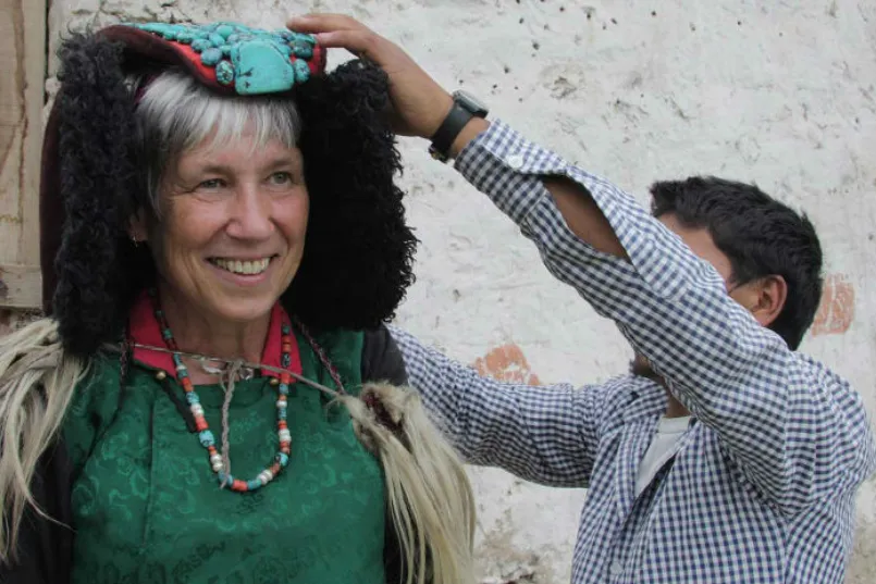 Reiservaring Ladakh - reiziger Marlies met traditionele kleding.