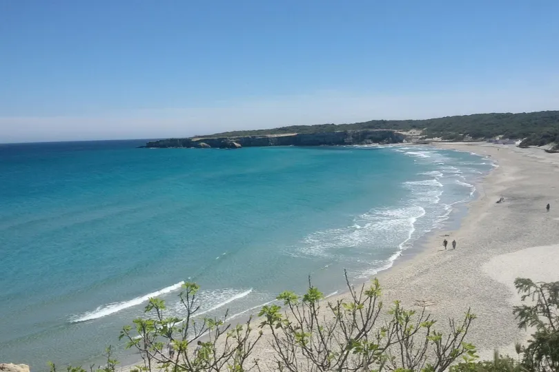 Strand op Salento met helderblauw water.