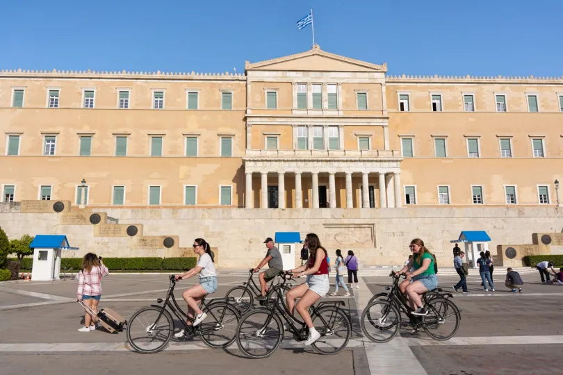 wandelvakantie Peleponessos - reizigers fietsen door Athene.