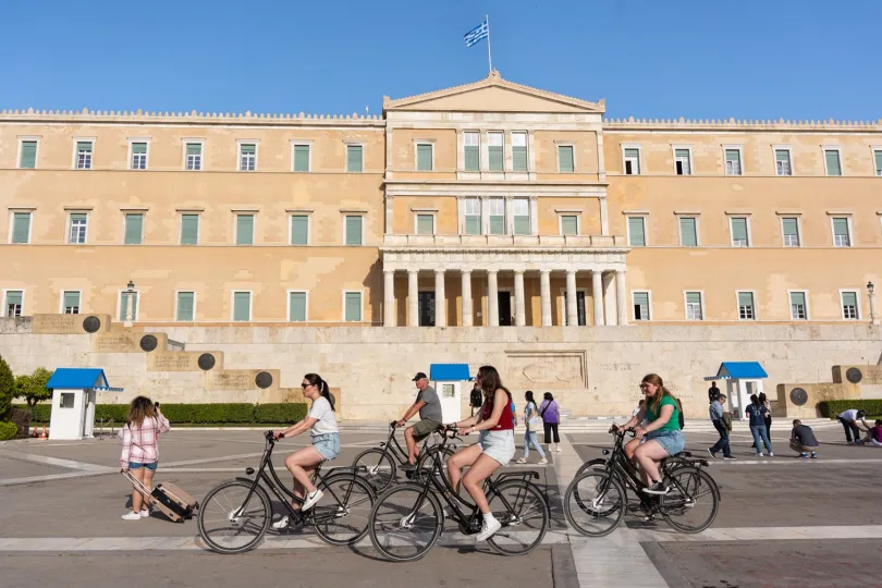 Toeristen fietsend door Athene.