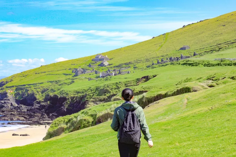 Kustlijn van Dingle op Ierland. 