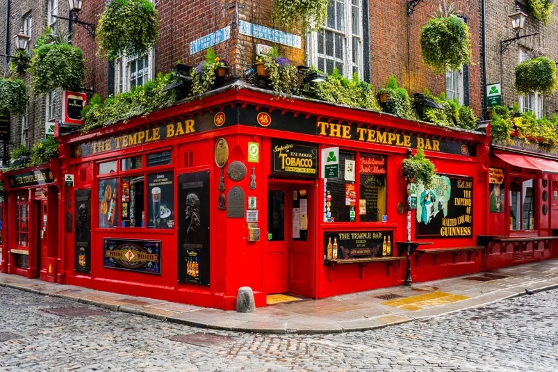 De Temple Bar op een hoek in de straten van Dublin.