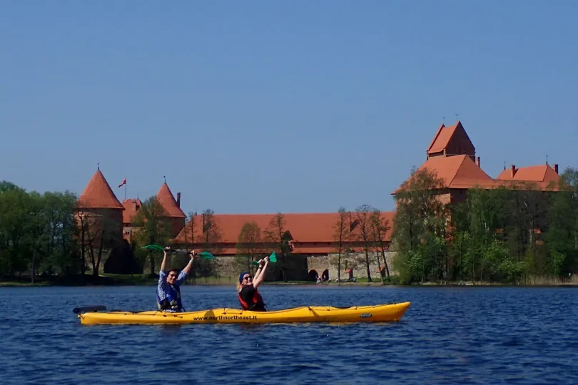 Kajakken bij het Trakai kasteel in Litouwen.