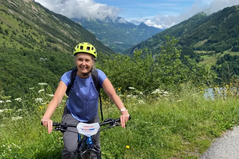 Saskia met de fiets in de natuur.