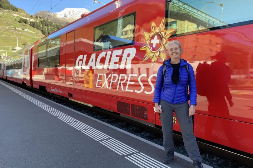 Saskia met de Glacier Express trein in Zwitserland.