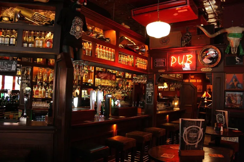 Binnen een pub in Dublin.