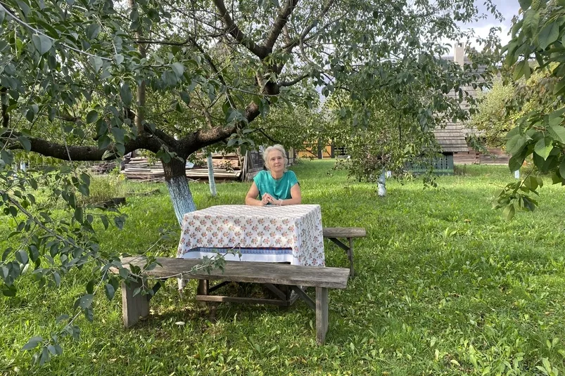 Saskia in Moldovita aan een picknicktafel.